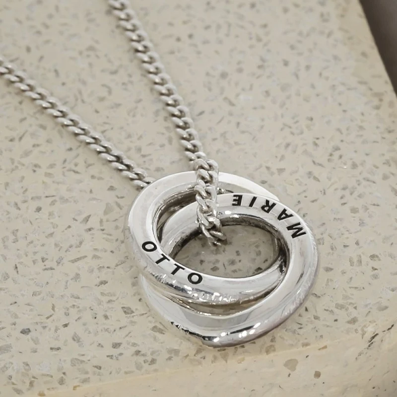 Zarte Silberkette mit Gravur verschlungene Ringe 12mm