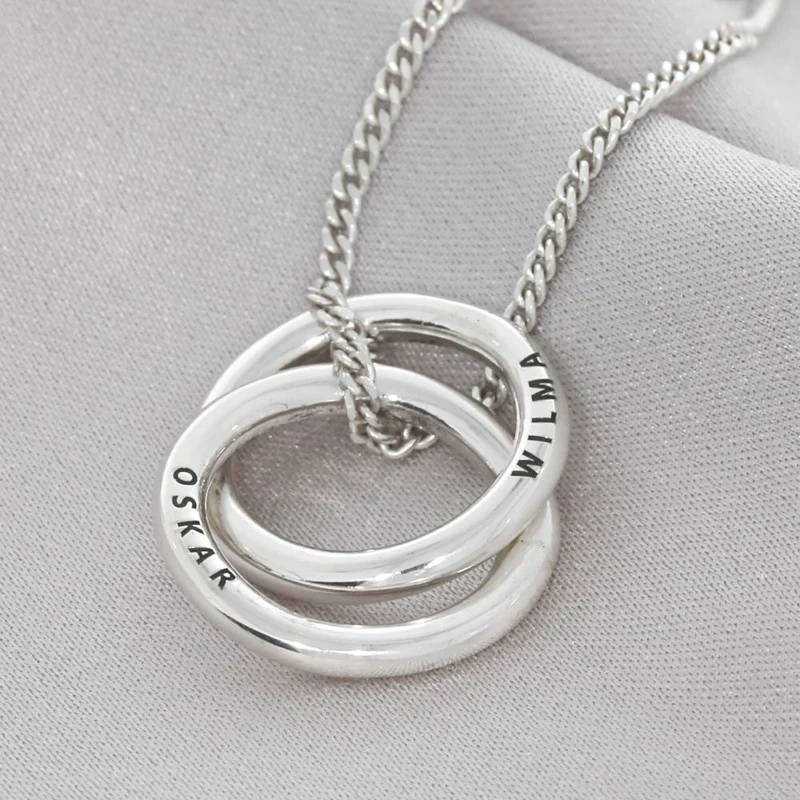 Zarte Silberkette mit Gravur verschlungene Ringe 15mm