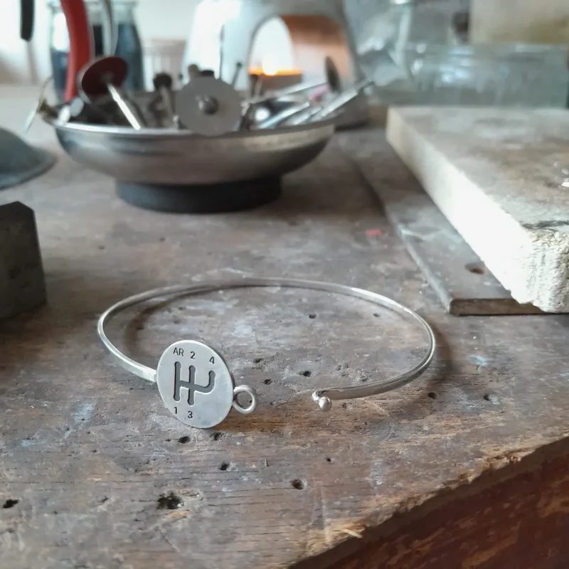 Gear shift pattern bangle