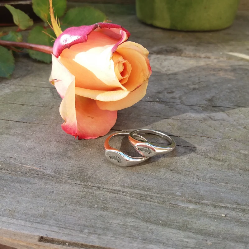 Car silhouette ring