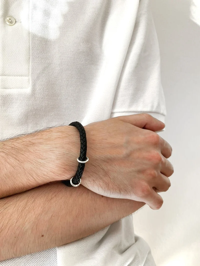 Lederarmband Herren mit graviertem Ring Herrenarmband Gravur Schwarz Silber
