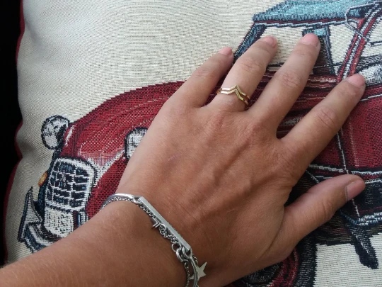 Double chevron ring