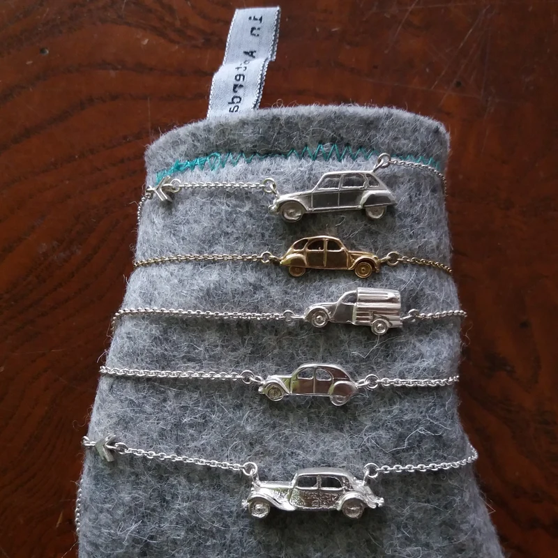 Car bracelet with chevron