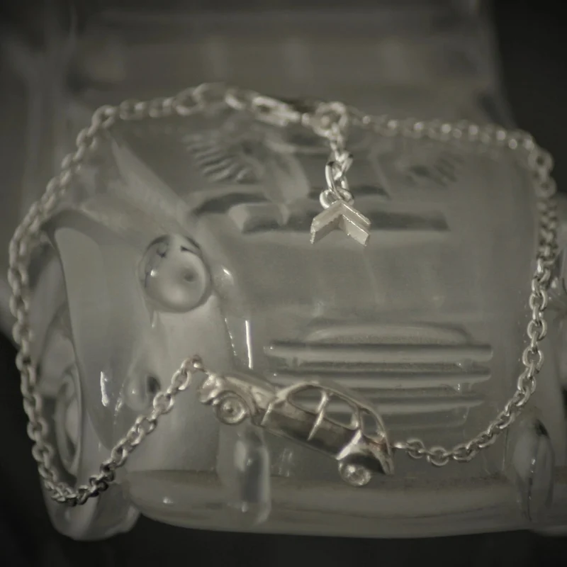 Car bracelet with chevron