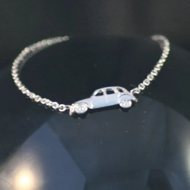 Car bracelet with chevron