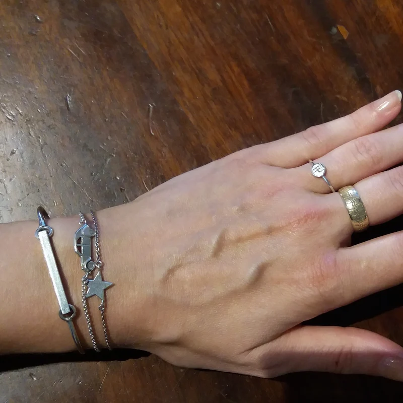 Car bracelet with chevron