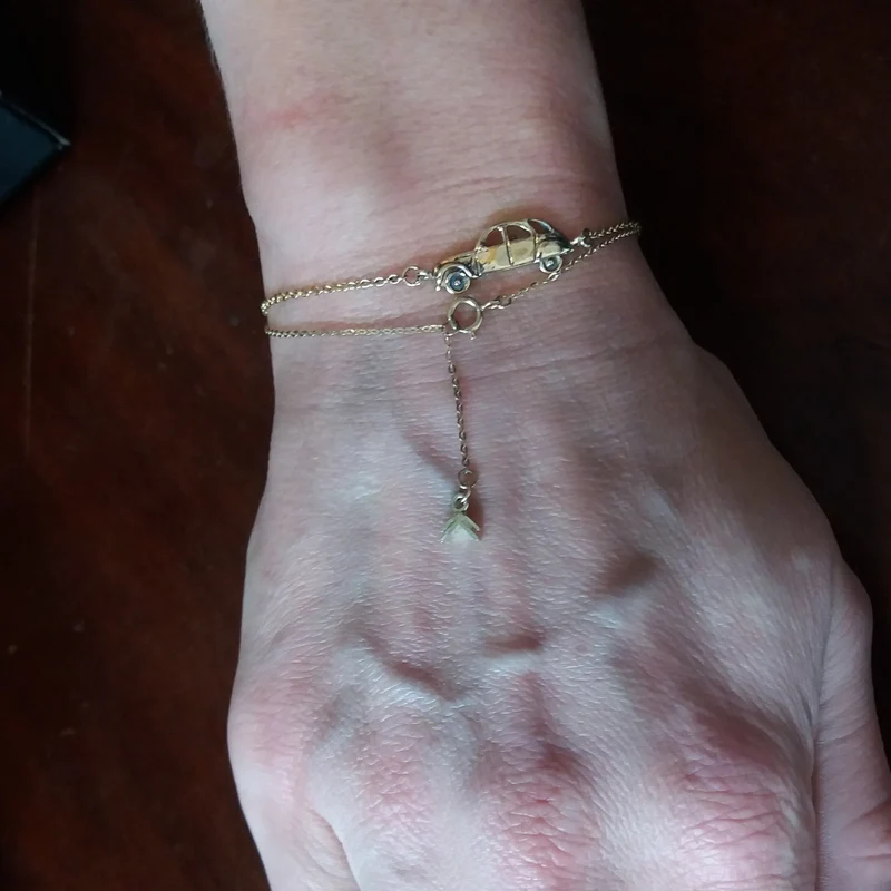 Car bracelet with chevron