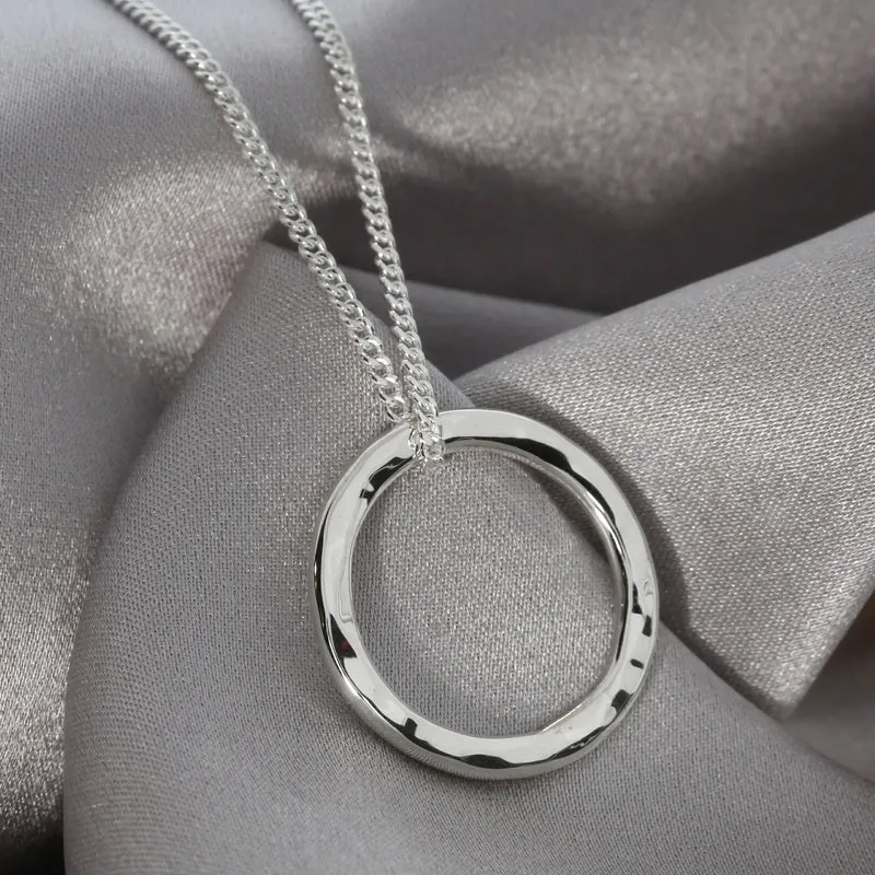 Zarte Silberkette mit Gravur Ring 2cm