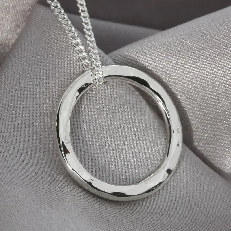 Zarte Silberkette mit Gravur Ring 2cm