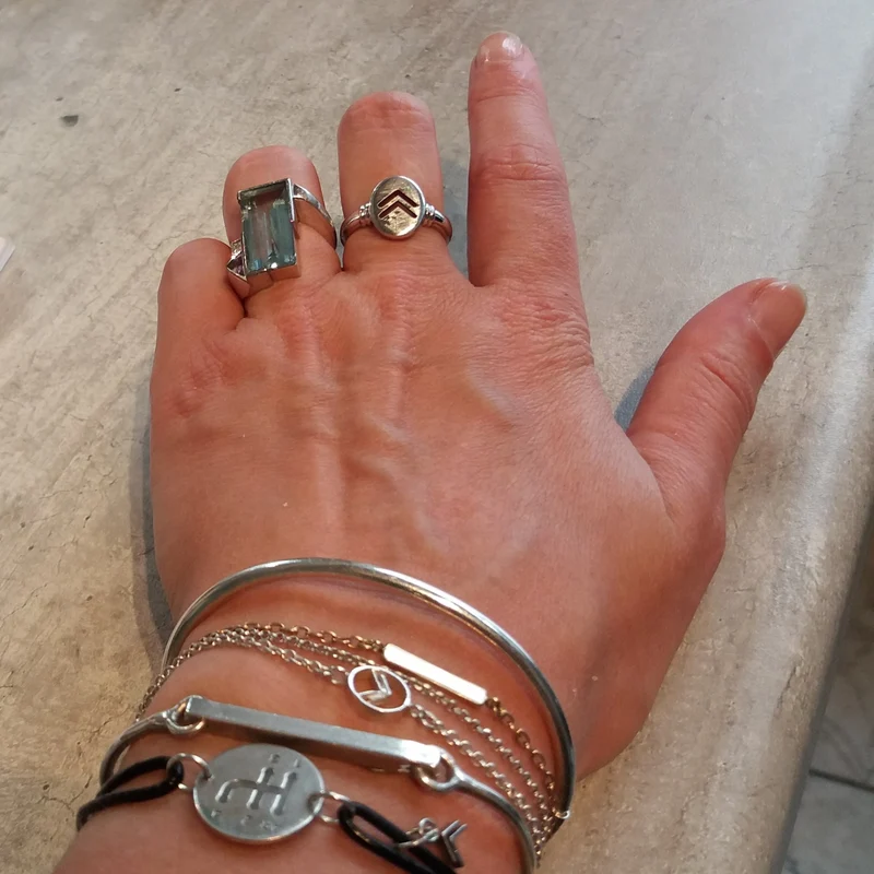 Double chevron signet ring