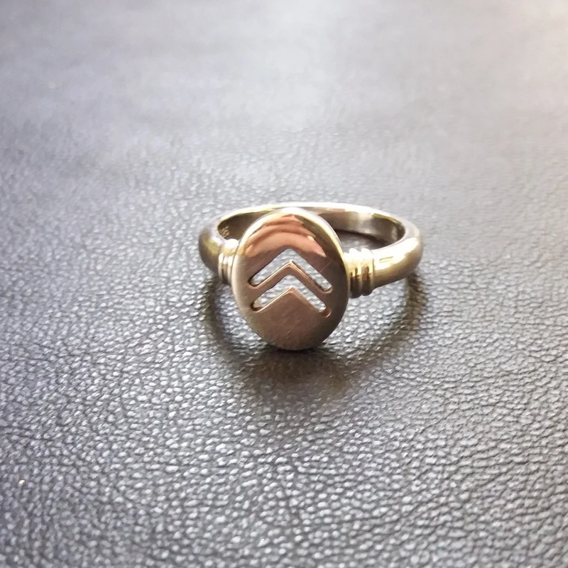 Double chevron signet ring