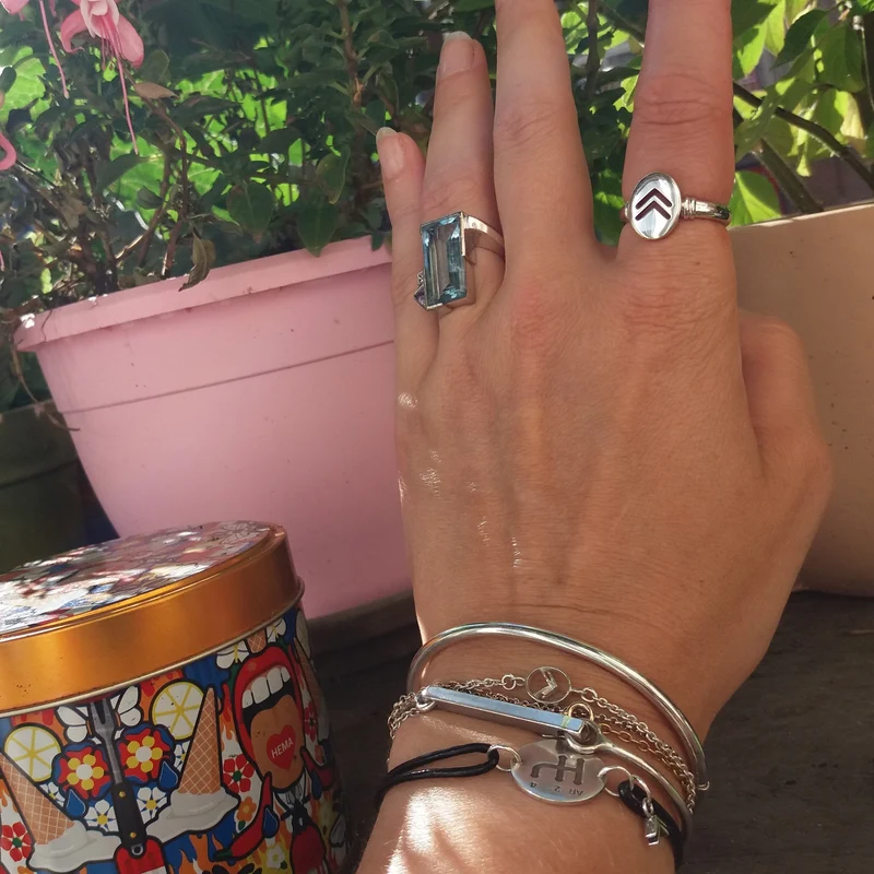Double chevron signet ring