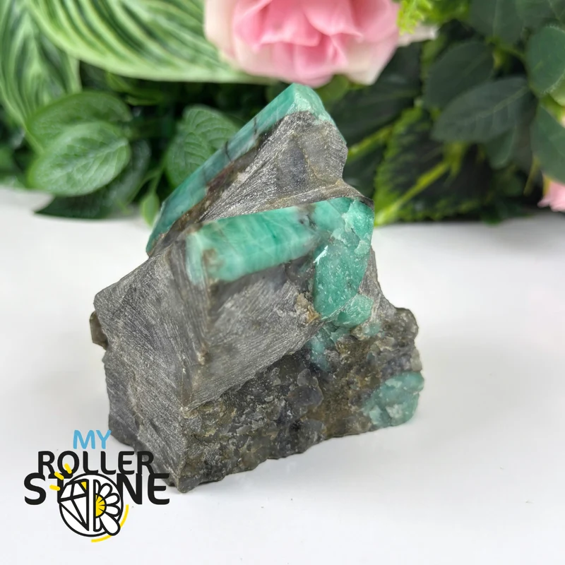 Brasilianische Smaragdskulptur auf Ganggestein Nr. 1