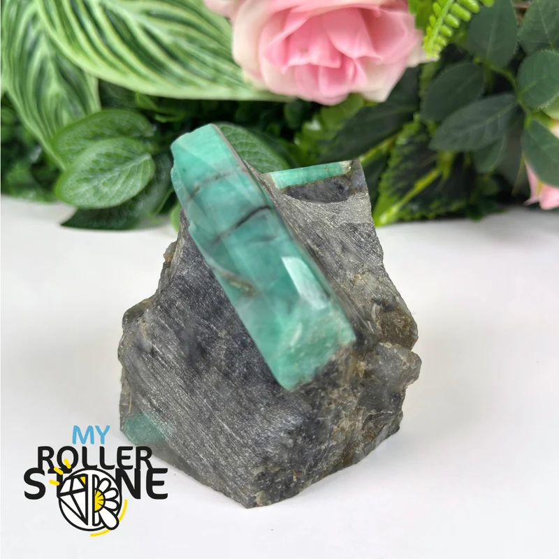 Brasilianische Smaragdskulptur auf Ganggestein Nr. 1
