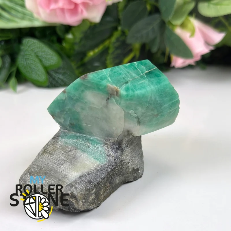 Brasilianische Smaragdskulptur auf Ganggestein Nr. 2