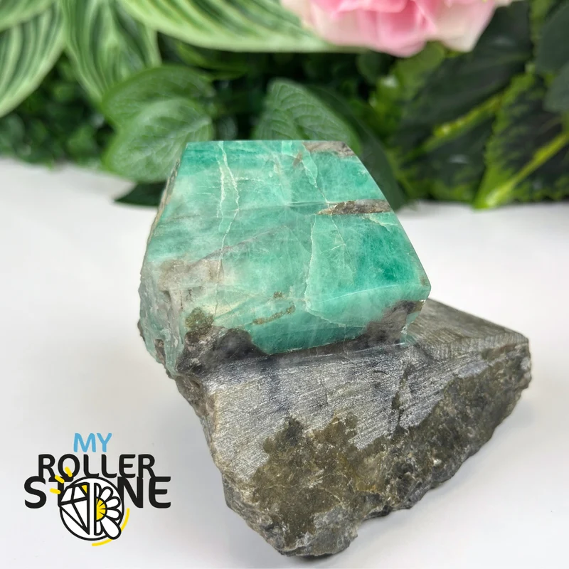 Brasilianische Smaragdskulptur auf Ganggestein Nr. 2