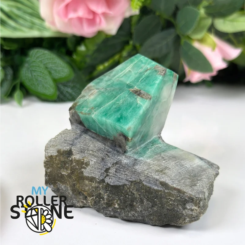 Brasilianische Smaragdskulptur auf Ganggestein Nr. 2