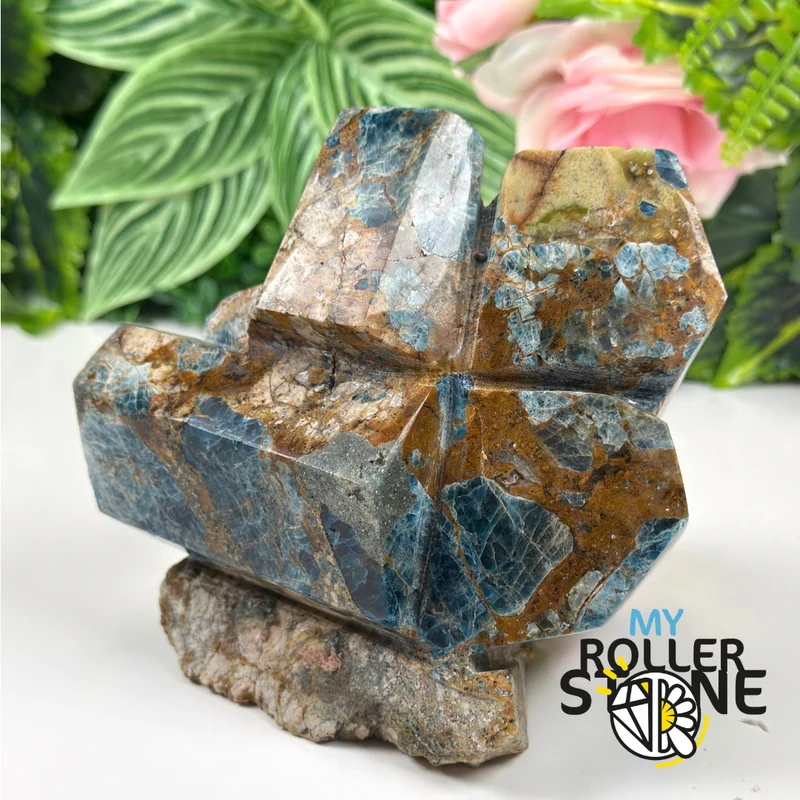 Skulptur aus brasilianischem blauem Apatit auf Ganggestein