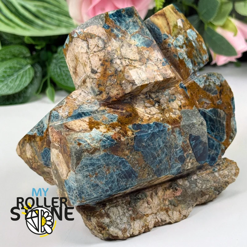 Skulptur aus brasilianischem blauem Apatit auf Ganggestein