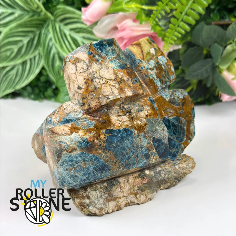 Skulptur aus brasilianischem blauem Apatit auf Ganggestein