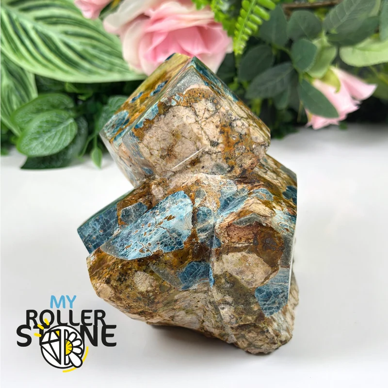 Skulptur aus brasilianischem blauem Apatit auf Ganggestein