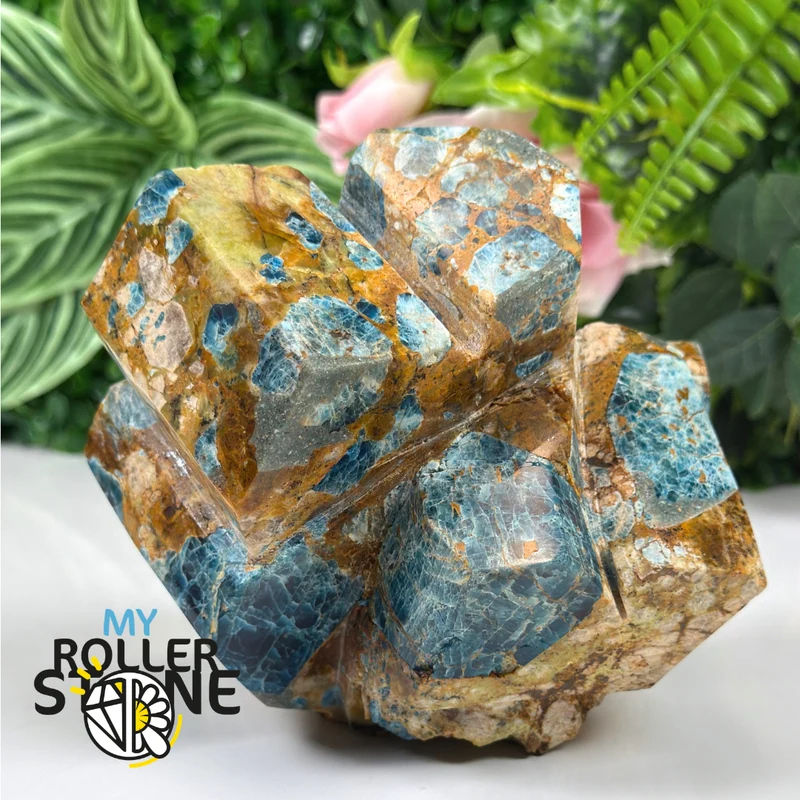 Skulptur aus brasilianischem blauem Apatit auf Ganggestein