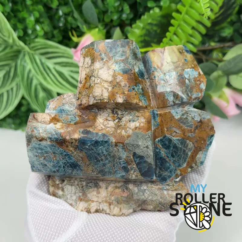 Skulptur aus brasilianischem blauem Apatit auf Ganggestein