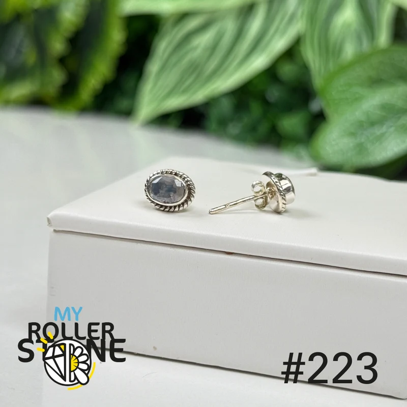 Silberne Ohrstecker mit facettiertem Mondstein #S223
