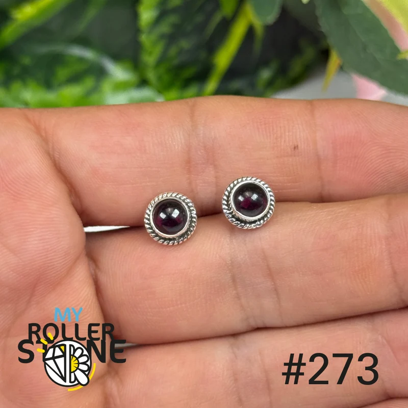 Silberne Ohrstecker mit Granat-Cabochon #S273