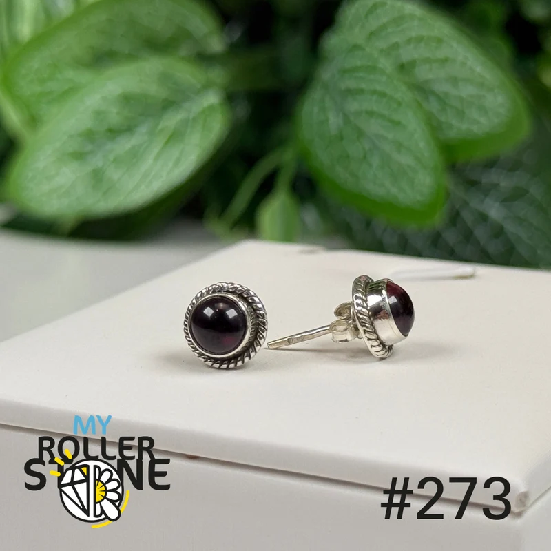 Silberne Ohrstecker mit Granat-Cabochon #S273