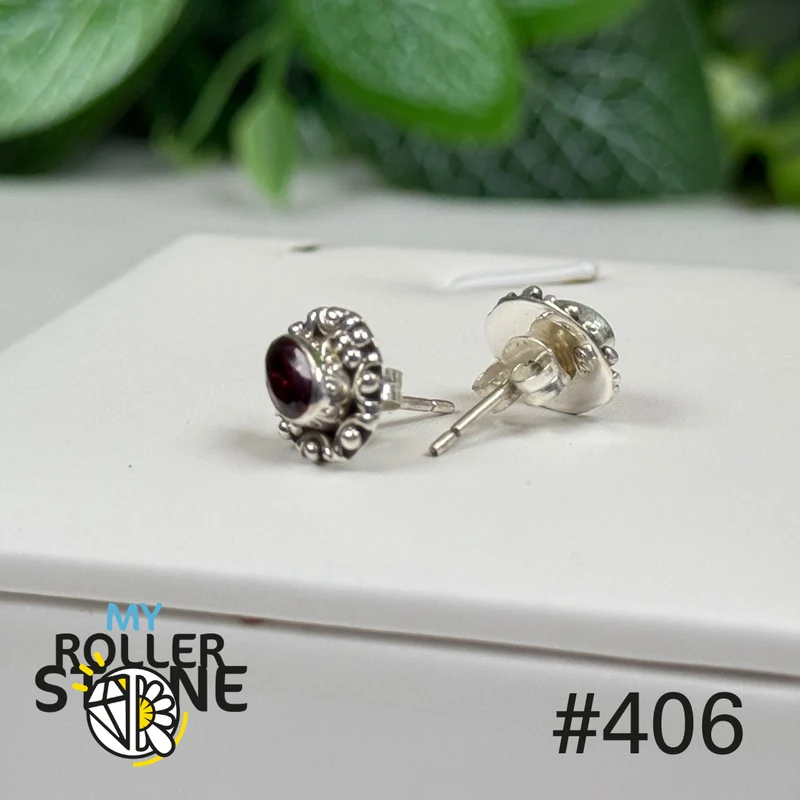 Silberne Ohrstecker mit facettiertem Granat #S406