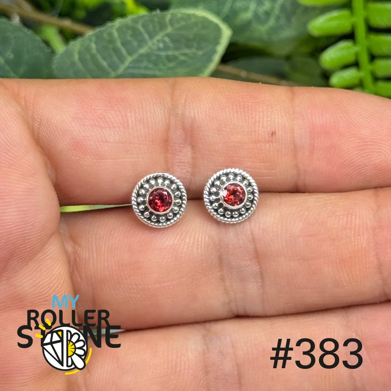 Silberne Ohrstecker mit facettiertem Granat #S383