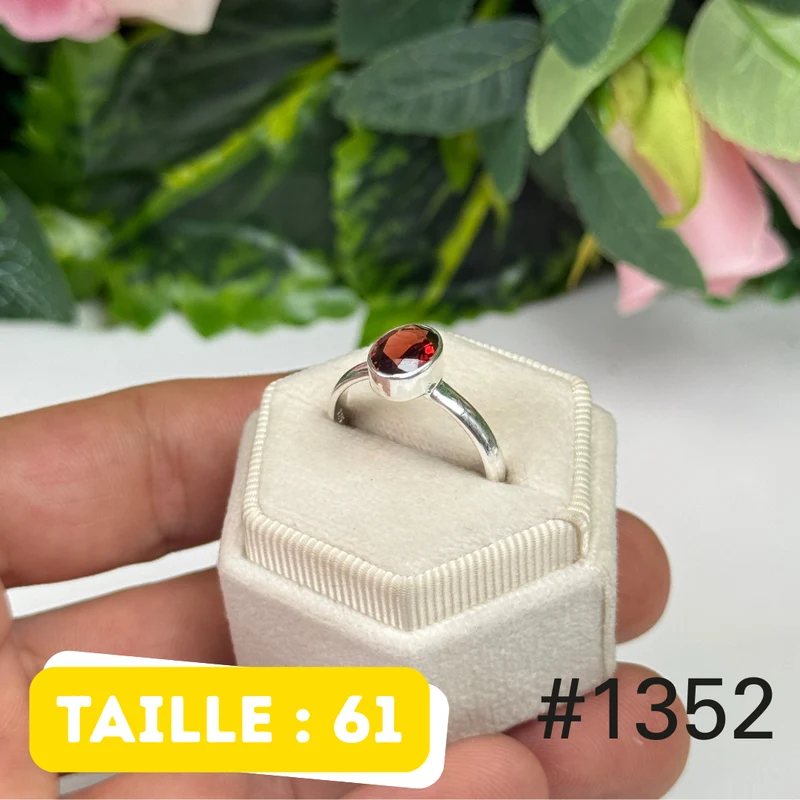 Ring aus 925er Sterlingsilber mit facettiertem Granat Nr. 1352