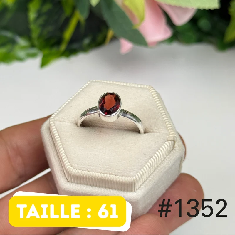 Ring aus 925er Sterlingsilber mit facettiertem Granat Nr. 1352