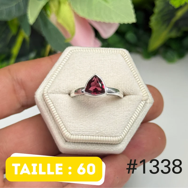 Ring aus 925er Sterlingsilber mit facettiertem Granat Nr. 1338