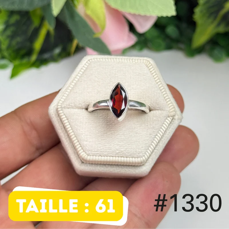 Ring aus 925er Sterlingsilber mit facettiertem Granat Nr. 1330