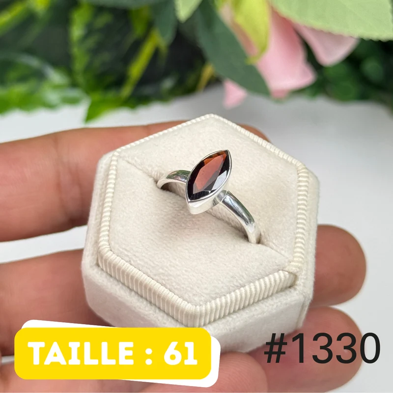 Ring aus 925er Sterlingsilber mit facettiertem Granat Nr. 1330