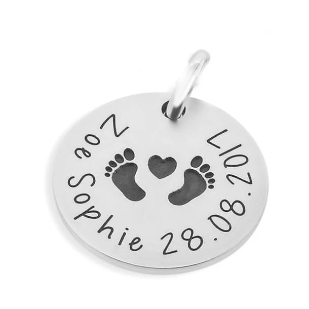 Anhänger 1,3 cm mattiert Gravur Babyfüßchen Herz