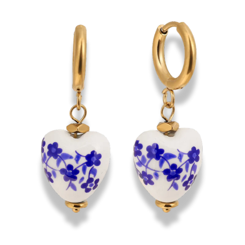Blue Ceramic Heart Huggie Ohrringe 14K Vergoldet