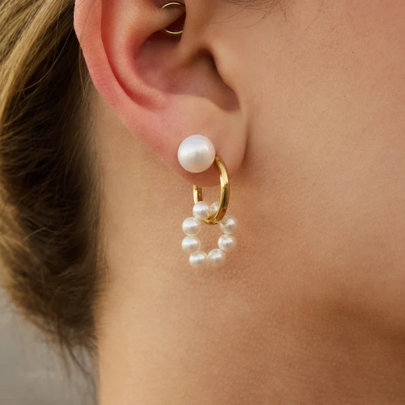 Karma Pearl Huggie Hoop Ohrringe 14K Vergoldet
