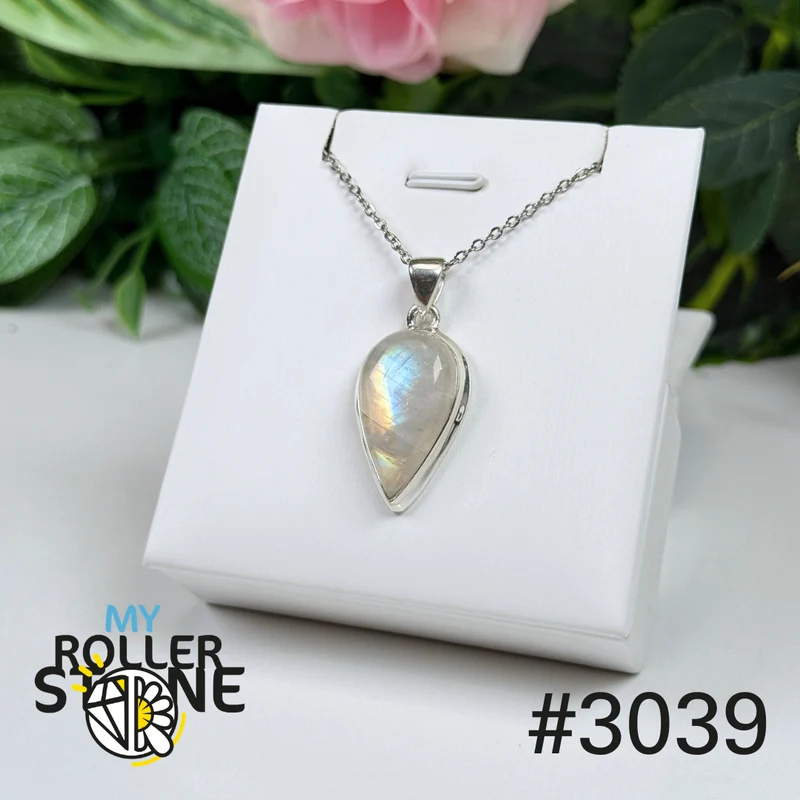 Silberanhänger mit blauem Feuermondstein #3039