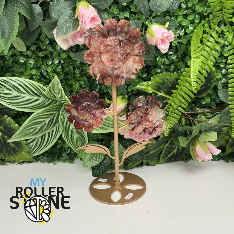 Blume auf einem Sockel aus Hämatoidquarz