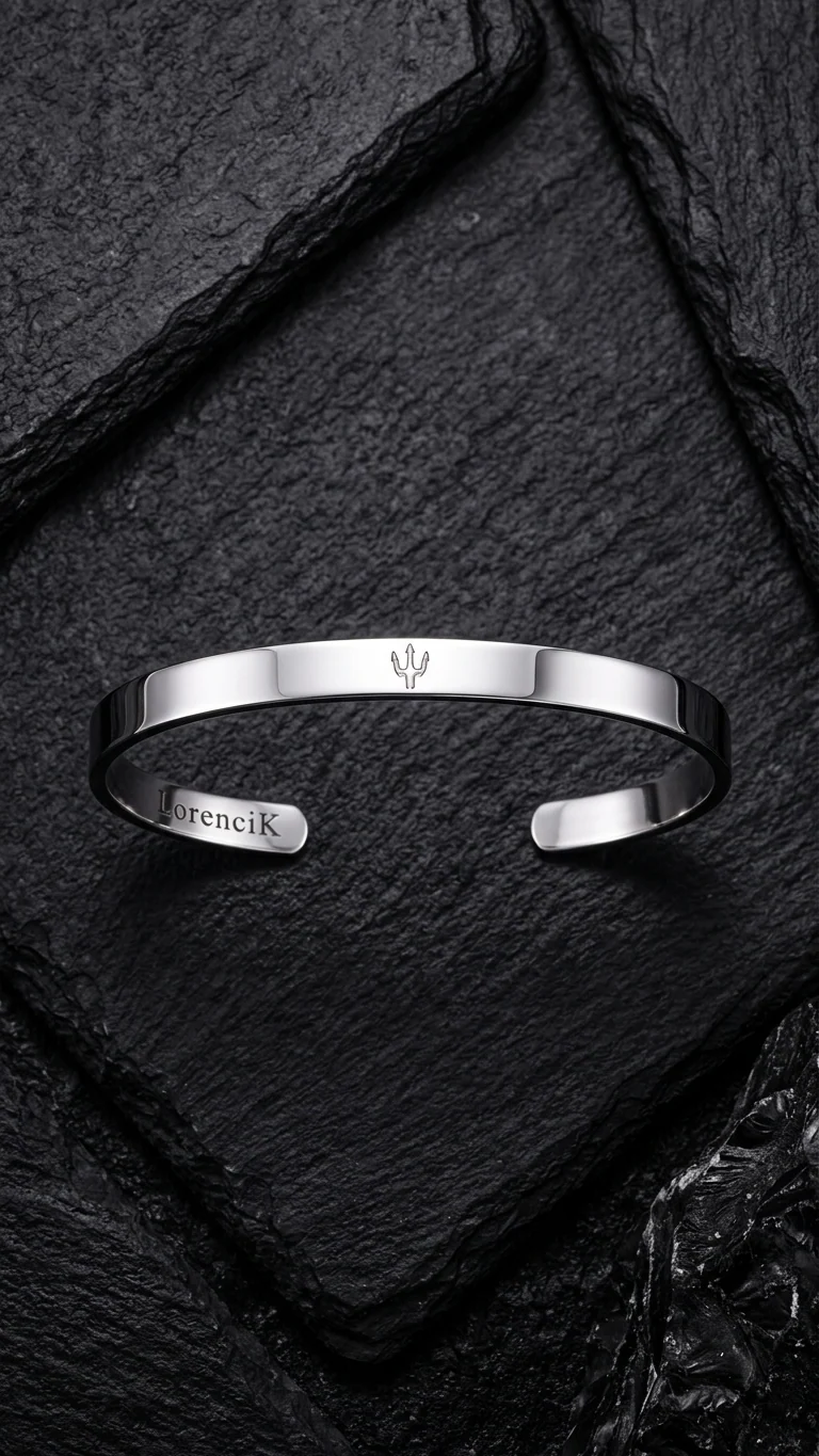 Edelstahl Armreif „Valor“ – Zeitlose Eleganz mit Dreizack-Signet