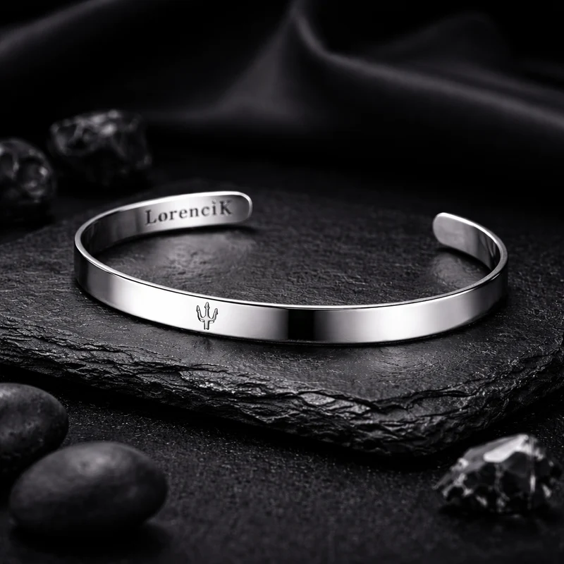 Edelstahl Armreif „Valor“ – Zeitlose Eleganz mit Dreizack-Signet