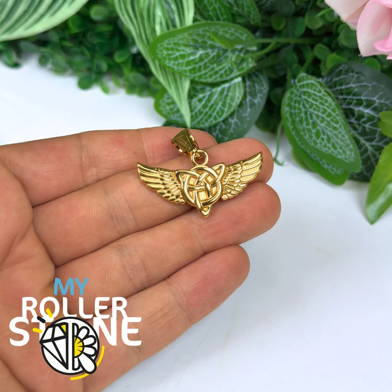 Goldener Anhänger mit geflügeltem Dreifaltigkeitsknoten