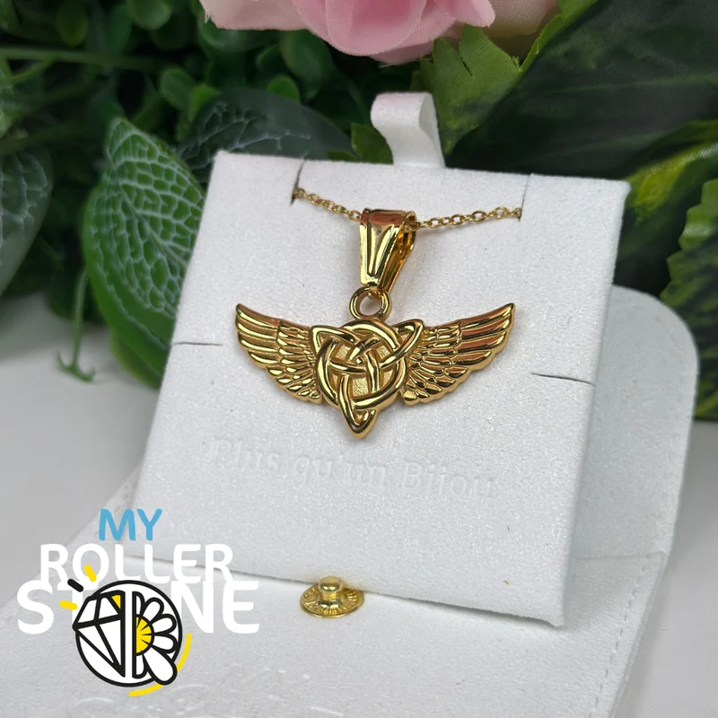 Goldener Anhänger mit geflügeltem Dreifaltigkeitsknoten