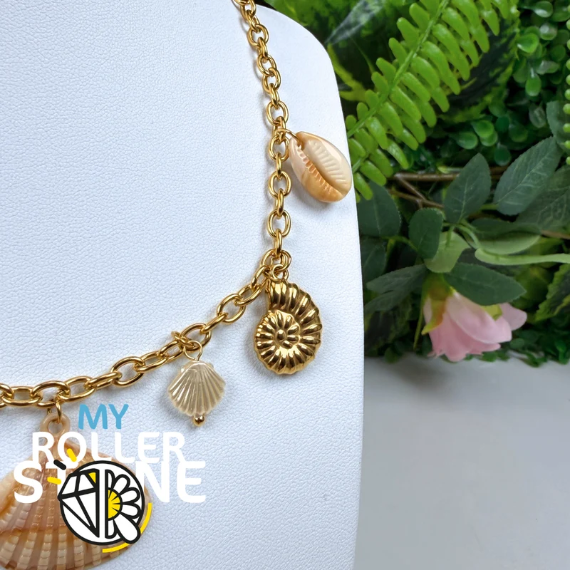 Bib-Halskette mit Anhängern aus Edelstahl und Muscheln