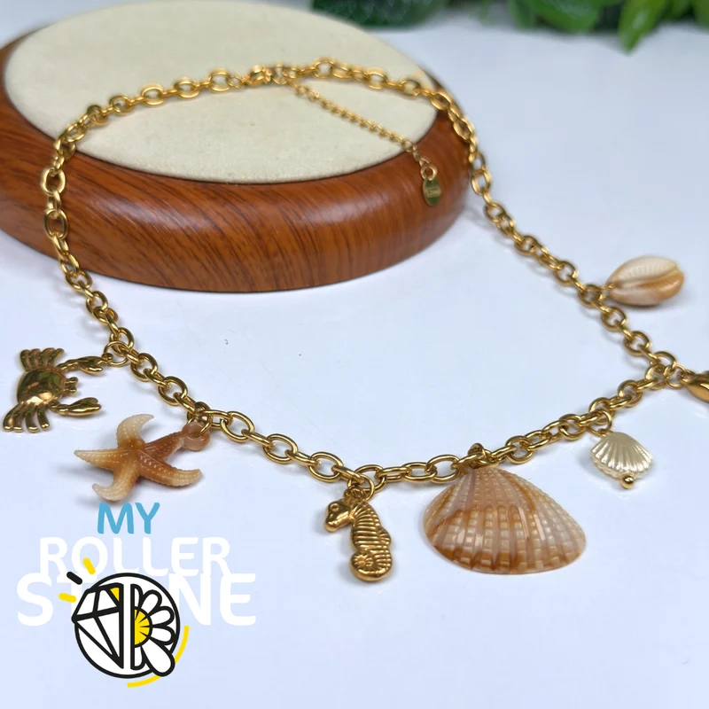 Bib-Halskette mit Anhängern aus Edelstahl und Muscheln