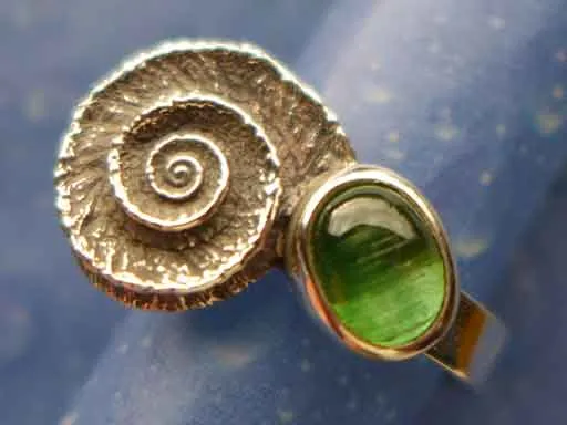 Noble Sonnenuhrschnecke Turmalinkatzenauge grün Ring
