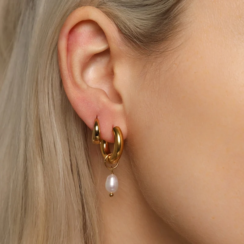 Dangling Pearl Ohrringe | 18K vergoldet